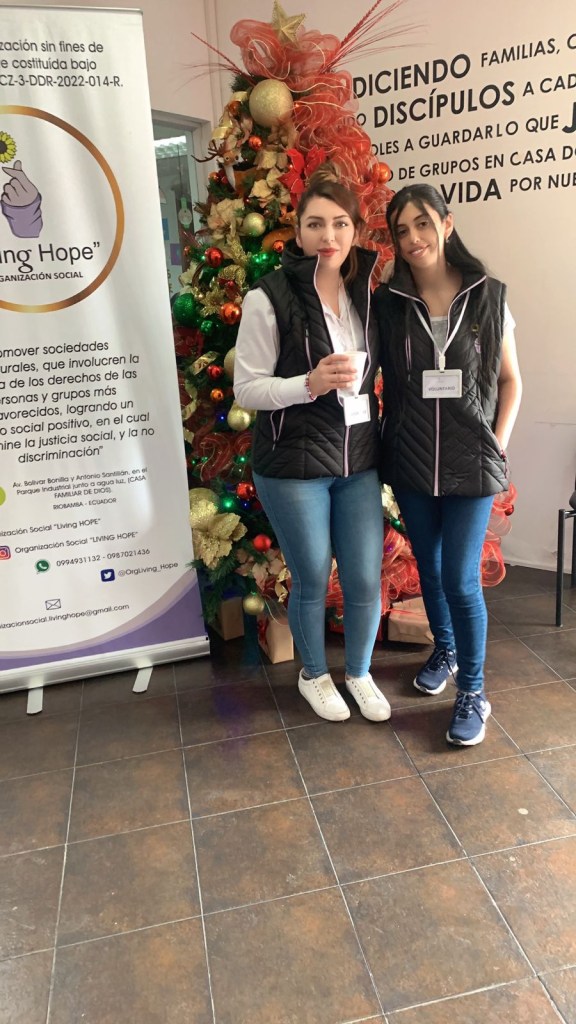 Equipo de voluntarios de Living Hope caminando juntos durante una jornada solidaria.